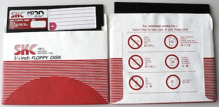 Einseitig beschreibbare 5,25-Zoll-Disketten, etwa von SKC, waren mit einem Trick auch beidseitig beschreib- und lesbar.