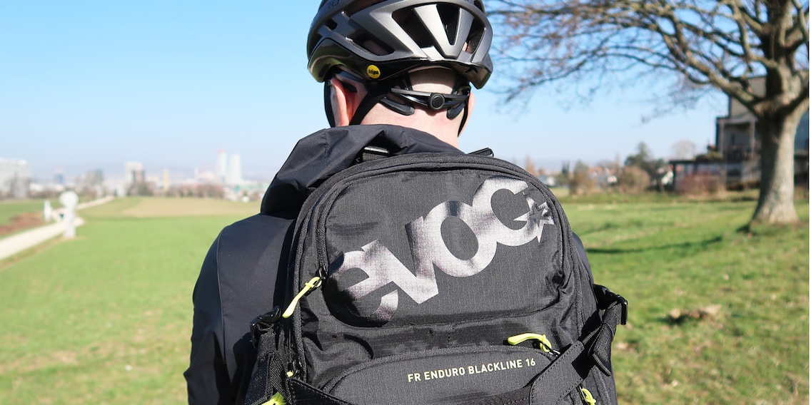 FR Enduro Blackline von Evoc: Rucksack und Protektor in einem