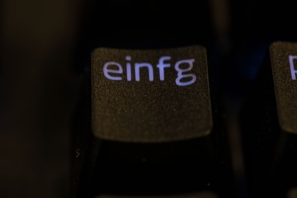 Bei schmalen Fonts wirkt der Durchscheineffekt der RGB-LEDs etwas schmuddelig.
