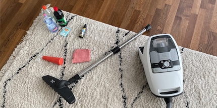 All diese Reiniger und Utensilien helfen dabei, die Matratze wieder sauber zu kriegen.