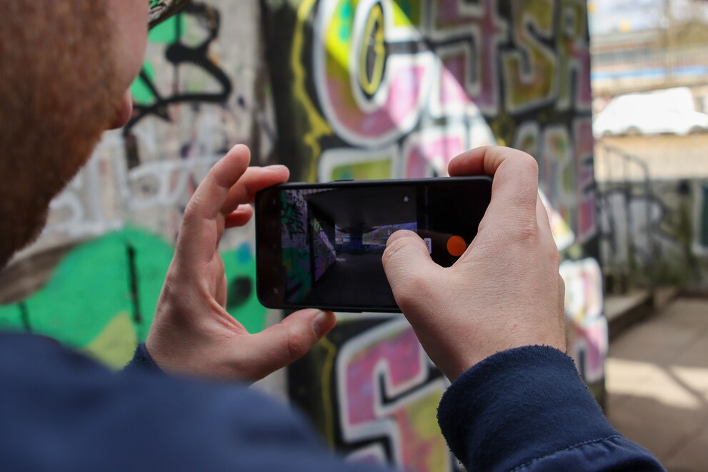 Hasselblad macht den Auslöser orange.