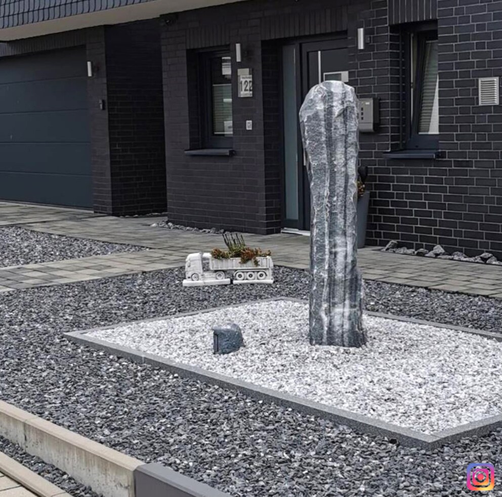 Eine Steinwüste mit Phallus-Symbol. Bild: @gaertendesgrauens auf Instagram