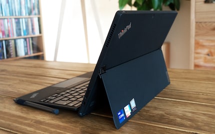 Die Rückseite bietet eine 8-Megapixel-Kamera und ein ThinPad-Logo mit leuchtendem i-Punkt.