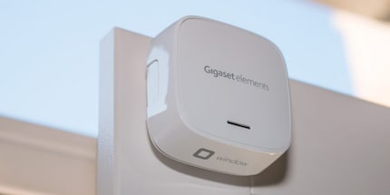 Der Fenstersensor erkennt nicht nur geöffnete, sondern auch gekippte Fenster. Bildquelle: digitalzimmer.de