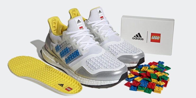 Drei Streifen aus Lego, ein verspielter Laufschuh