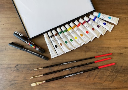 Die breiteren Pinsel auf dem Bild habe ich selbst für die grossen Flächen nicht benutzt. Ein schmaler reicht völlig.