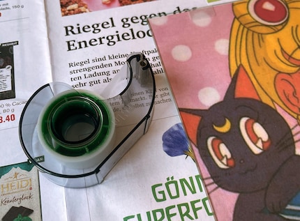 Ähnlich wie beim Abpausen am Fenster klebst du deine Vorlage am Glas fest.