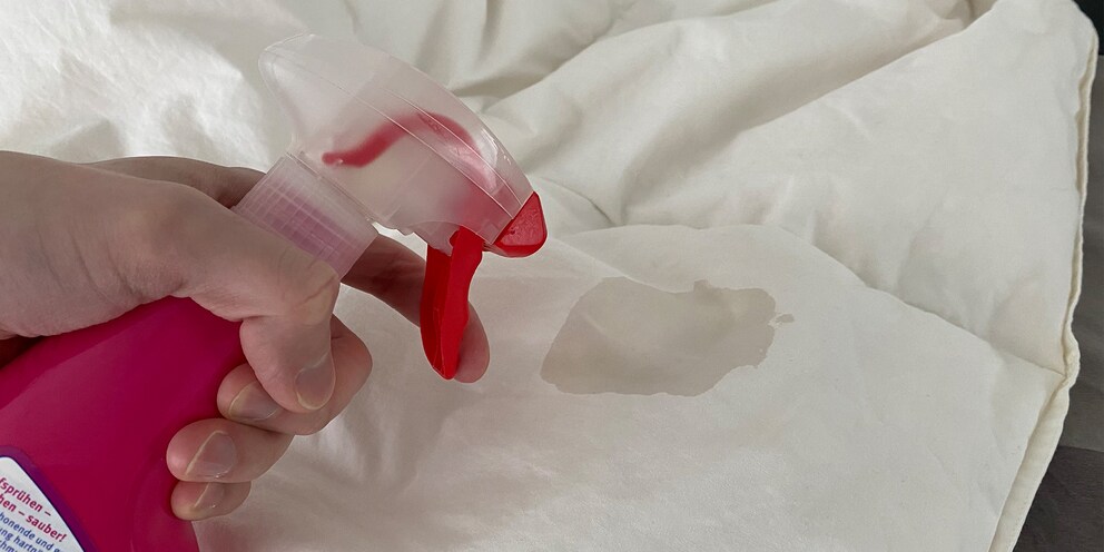 Harmlose, aber dennoch sichtbare Flecken behandelst du mit einem Fleckenspray.
