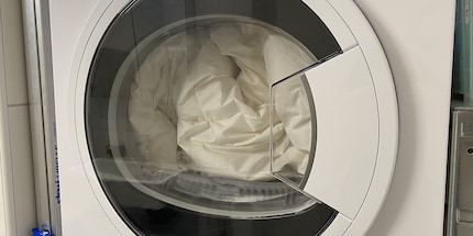 Damit sie vollständig trocknen kann, gehört die Bettdecke in den Tumbler.