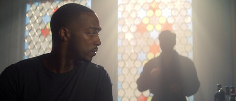 Sam Wilson diskutiert mit Bucky und Zemo.