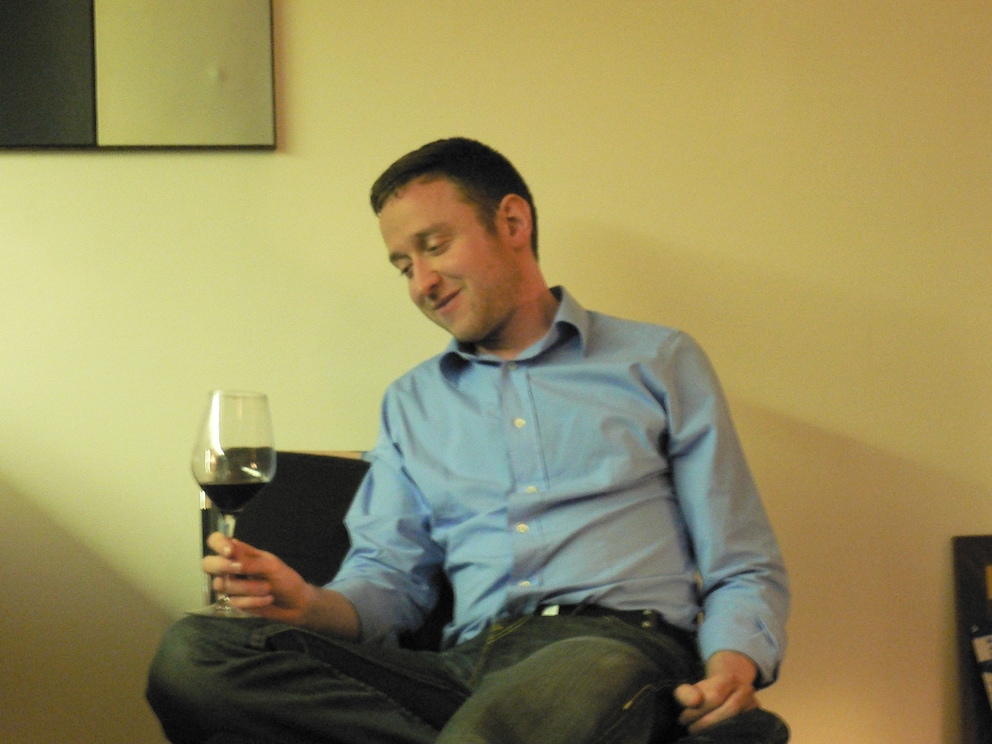 2006: Thomas Meyer schenkt dem Rotwein einen verliebten Blick.