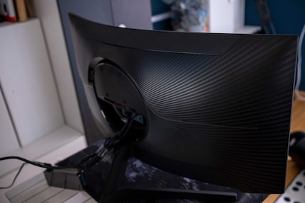 No RGB, no bezel, minimal cable management. The G5 is sparsely equipped from the rear.