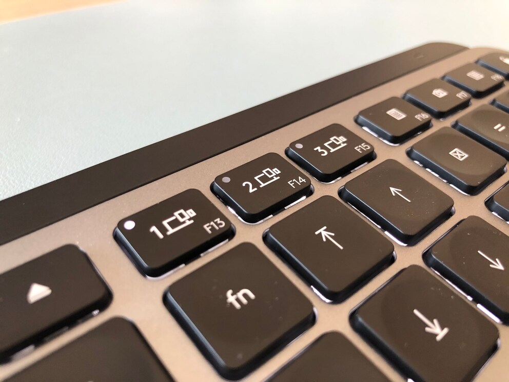 F13, F14 und F15 sind die Switch Keys, über die du die MX Keys anderen gekoppelten Geräten zuweisen kannst.