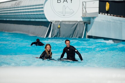 Kader-Athletin Fanny Bühlmann mit dem Musiker und Hobby-Surfer Bastian Baker.