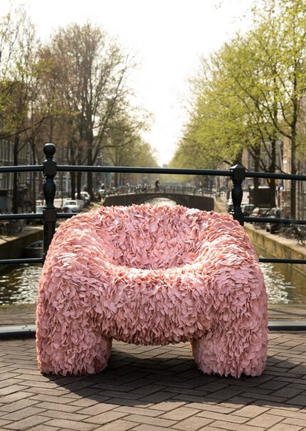 Der Hortensia Armchair kann in verschiedenen Stoffen und Lederstücken deiner Wahl konfiguriert werden.