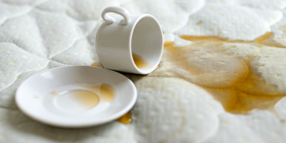 Kaffeeflecken sind schwer sauber zu kriegen – egal, ob auf der Matratze oder auf dem Sofa.