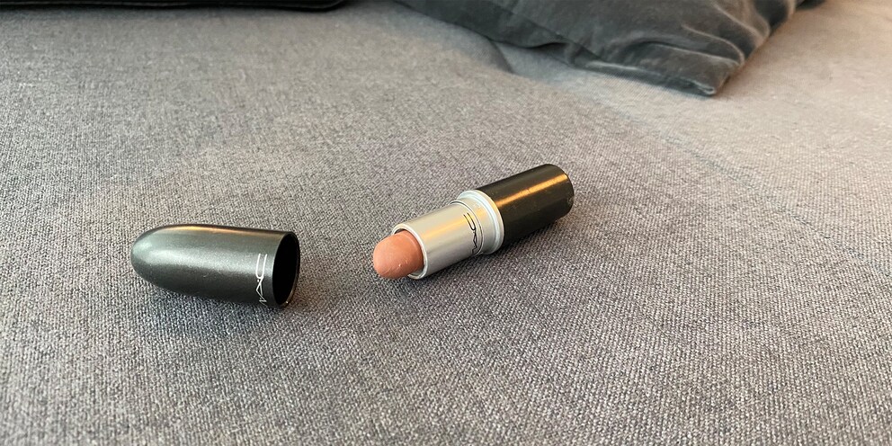 Bei Lippenstiftflecken musst du schweres Reinigungsgeschütz auffahren.