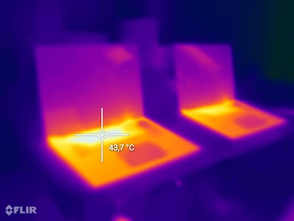 Beim Stresstest wird das Gehäuse beziehungsweise die Tastatur außen bis 43,7 Grad Celsius warm.