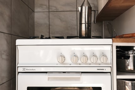Jetzt habe ich zwar einen Gasherd, der perfekt funktioniert, dafür fällt beim Kochen alles links herunter. Das muss dann mühsam aus der Ecke gewischt werden. Man gewöhnt sich dran.
