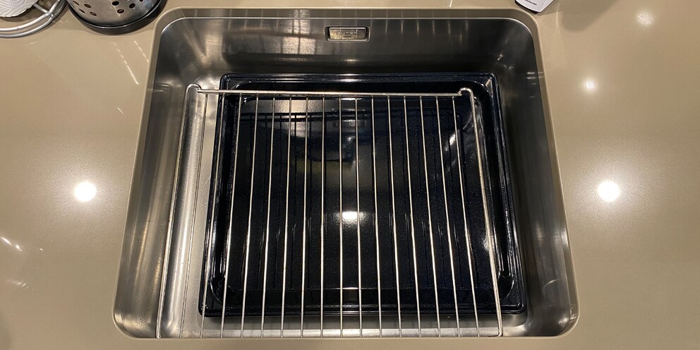 Den Rost, das Blech und die Auflagegitter kannst du im Lavabo vorbehandeln.
