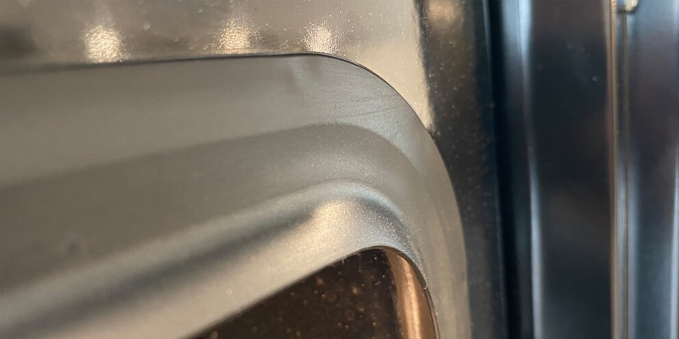 Auch die Gummidichtungen der Ofentüre solltest du sauber halten.