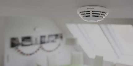 Der Rauchmelder von Bosch warnt dich vor gefährlicher Rauchentwicklung. Bildquelle: bosch-smarthome.com