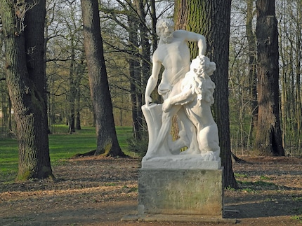 Kunstmarmorabguss der Skulptur Milon von Kroton im Grossen Garten in Dresden (Milon mit dem Löwen kämpfend).