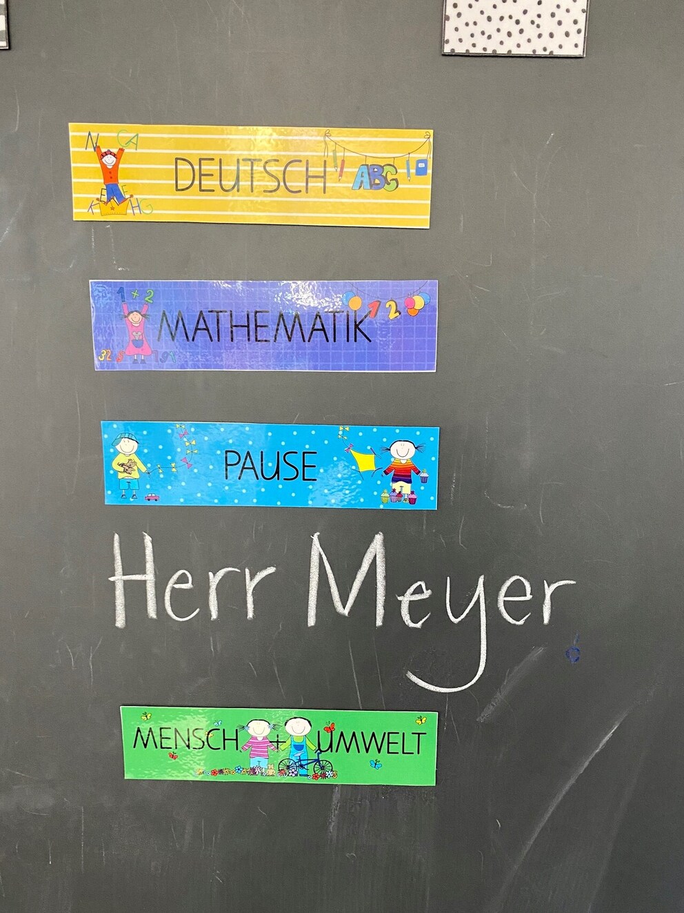 Ein weiterer Höhepunkt meiner Karriere, nachdem ich einem Teenager den Turnschuh signieren durfte: Die Lesung aus meinem Bilderbuch «Wie der kleine Stern auf die Welt kam» wird in den Stundenplan einer 2. Primarklasse integriert.