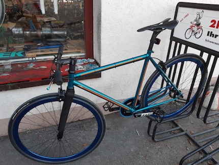 Malikk’s selbst aufgebautes Bike. Lackiert auf dem Balkon