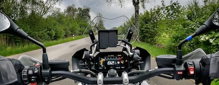 Moderne Motorräder wie die BMW R1250GS verbinden sich mit deinem Phone. Alte Harleys nicht.