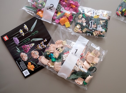 The kit contains new parts. Some of them are made of bioplastics.
