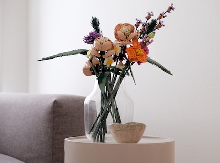 Dusting instead of watering: individually or in arrangements, these flowers will last without water.