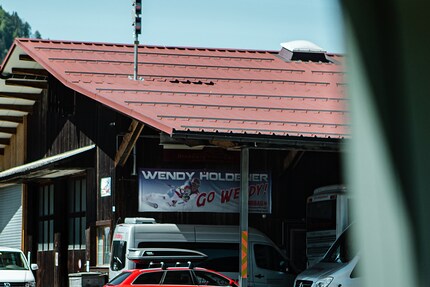 Ein Dorf zeigt Flagge und seine Verbundenheit mit dem Skistar.