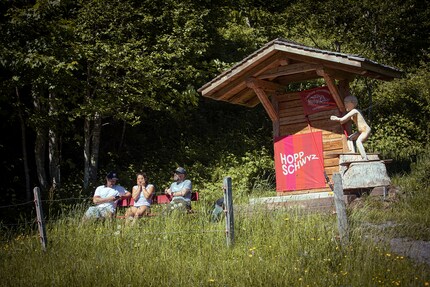 Kleines Sonnenbad auf dem Bänkli des lokalen Skiclubs.
