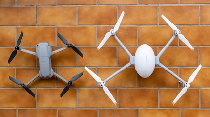 Grössenvergleich: links DJI Air 2S, rechts PowerVision PowerEgg X.