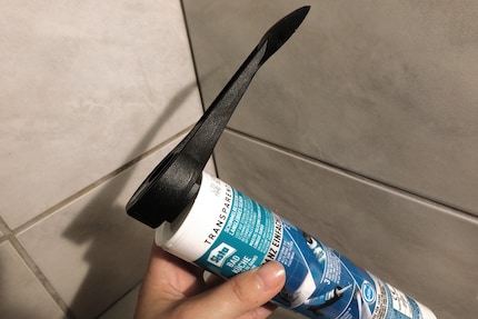 Der Fugenlöffel ist zugleich auch Kartuschenöffner.