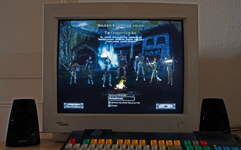 Diablo II macht sofort süchtig – insbesondere beim Spielen auf dem alten 21-Zoll-CRT-Monitor (Fujitsu Siemens 21P4) mit einer maximalen Helligkeit von nur 115 Nits.