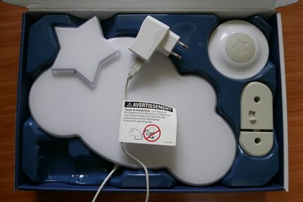 Die Wolke samt Fernbedienung, Kabelhalterung und Netzteil.