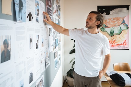 Am Moodboard im Atelier von Neumühle werden neue Ideen entwickelt und kreiert. Von seinem Label kann der 35-Jährige mittlerweile leben.