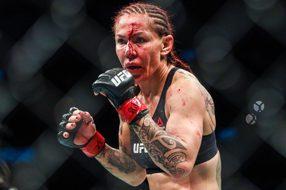 Cris Cyborg während ihrem normalen Arbeitsalltag. Würde NeuralHash hier Alarm schlagen?