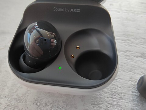 Aussen weiss, innen farbig. Das Case der Galaxy Buds ist schlicht gehalten