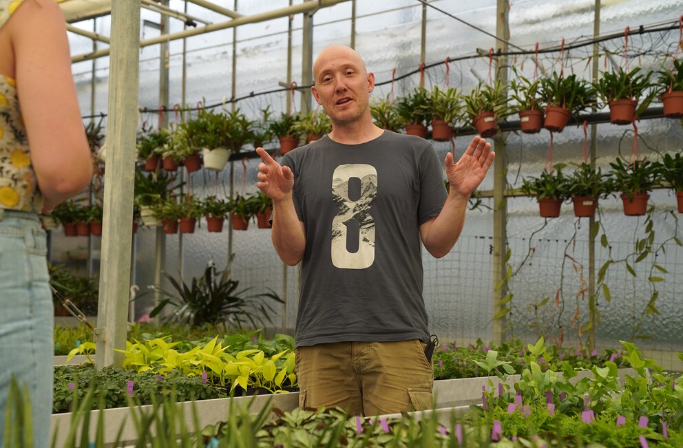 Erich hat Gartenbau studiert und fühlt sich seither in der Pflanzengestaltung pudelwohl.