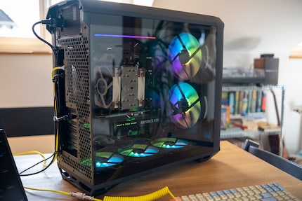 Nebst den RGB-Lüftern besitzt das Torrent noch eine RGB-Leiste oben bei der Netzteilblende.