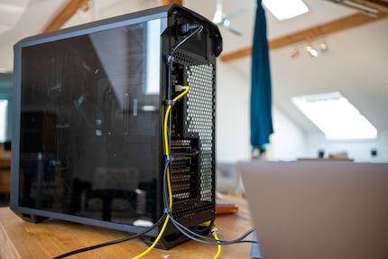 Nicht nur im Innern des Torrents sind Kabelführungen integriert, sondern auch hinten bei den Anschlüssen.