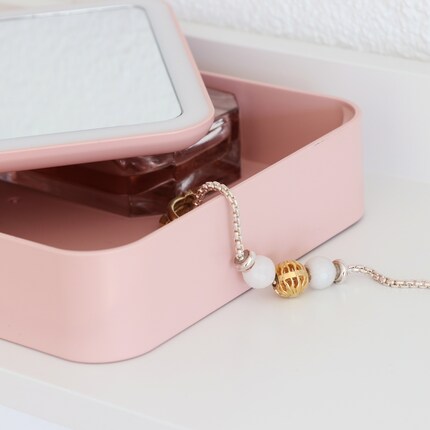 Im Beautycase kann ich Kleinkram wie zum Beispiel Schmuck unterbringen.