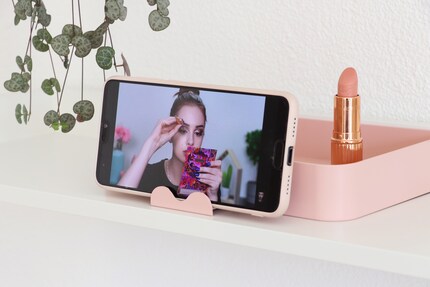Ich kann statt des Spiegels auch mein Handy aufstellen und Make-up-Tutorials anschauen.