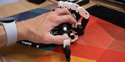 Das Cyborg liegt extrem gut in der Hand, respektive die Hand im Cyborg.