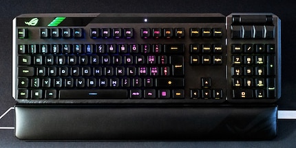 Die vier grünen RGB-Streifen neben dem ROG-Logo zeigen, dass der Akku zu 100 Prozent geladen ist.