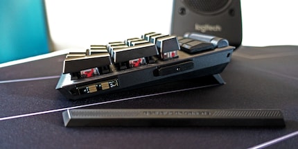 Die Ziffernblockanschlüsse verstecken sich unter magnetisch anheftenden Abdeckungen.