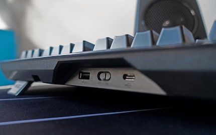 In der Öffnung links im Bild haftet der 2,4-GHz-USB-Dongle magnetisch.